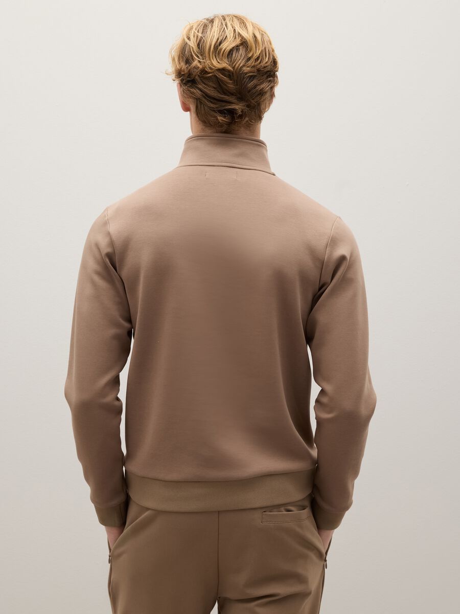 Felpa marrone con half zip_3