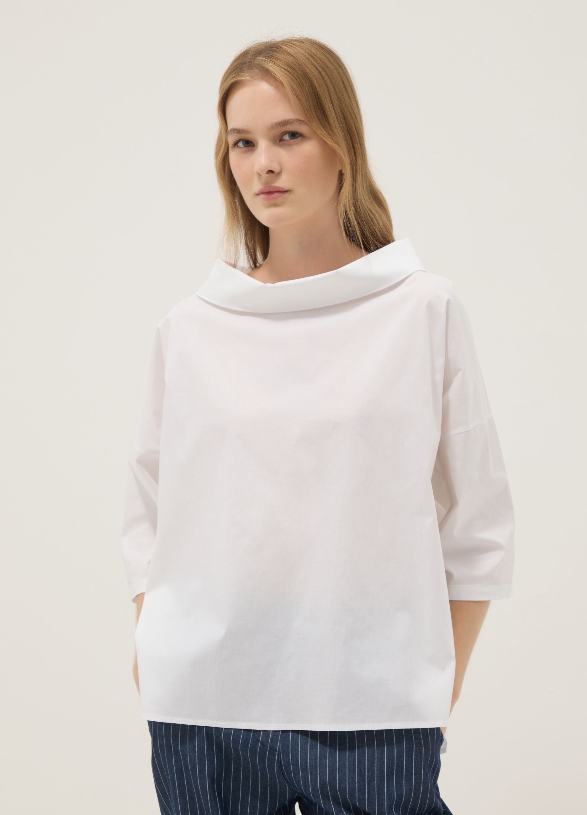 Maglia bianca in cotone elasticizzato con collo alto morbido