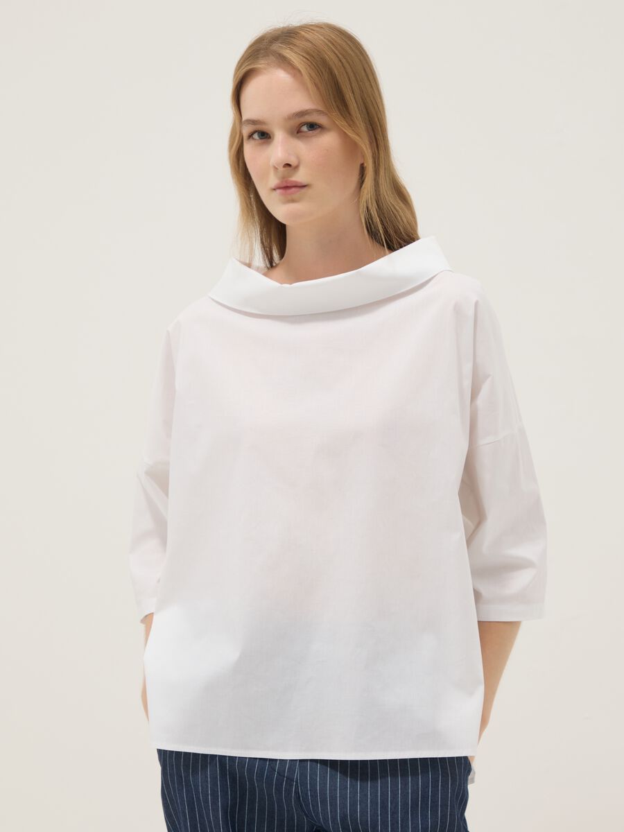 Maglia bianca in cotone elasticizzato con collo alto morbido_1