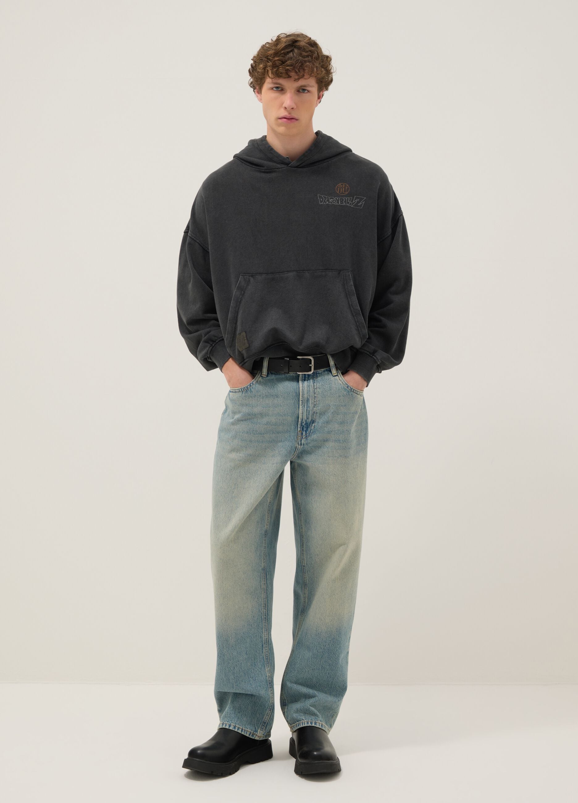 Felpa grigia in misto cotone oversize fit con stampa Dragonball