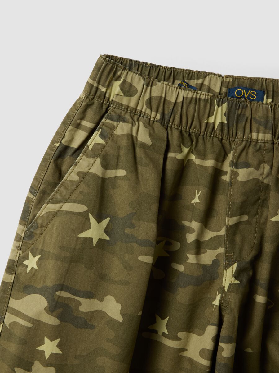 Pantaloni verdi in puro cotone wide leg con stampa mimetica_1