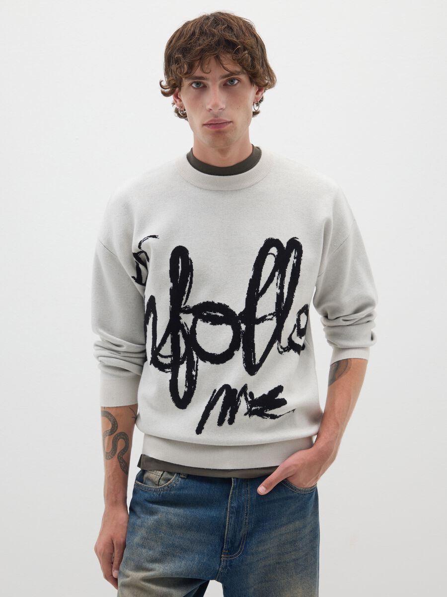 Maglione grigio regular fit con scritta_0