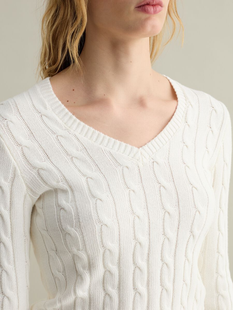 Cable-knit pullover with V neck_3