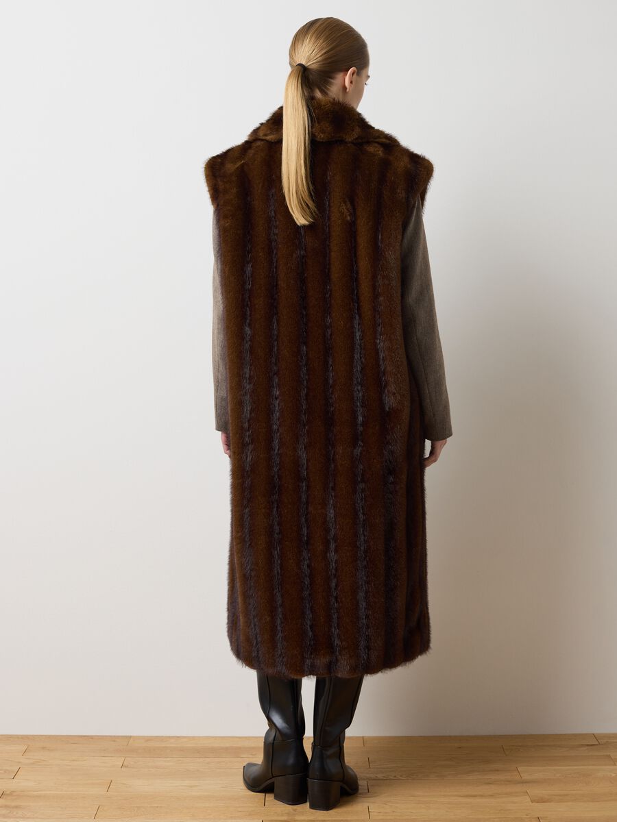 Brown long regular fit sleeveless jacket_3