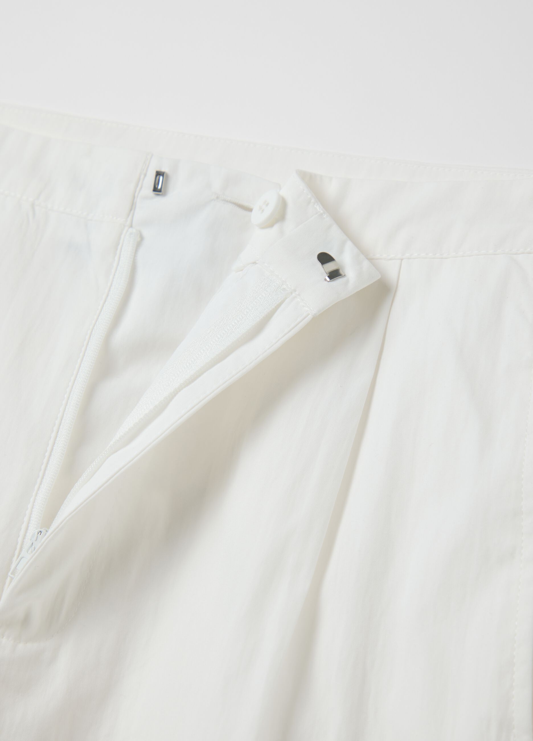 Pantalone carrot fit con pinces bianco