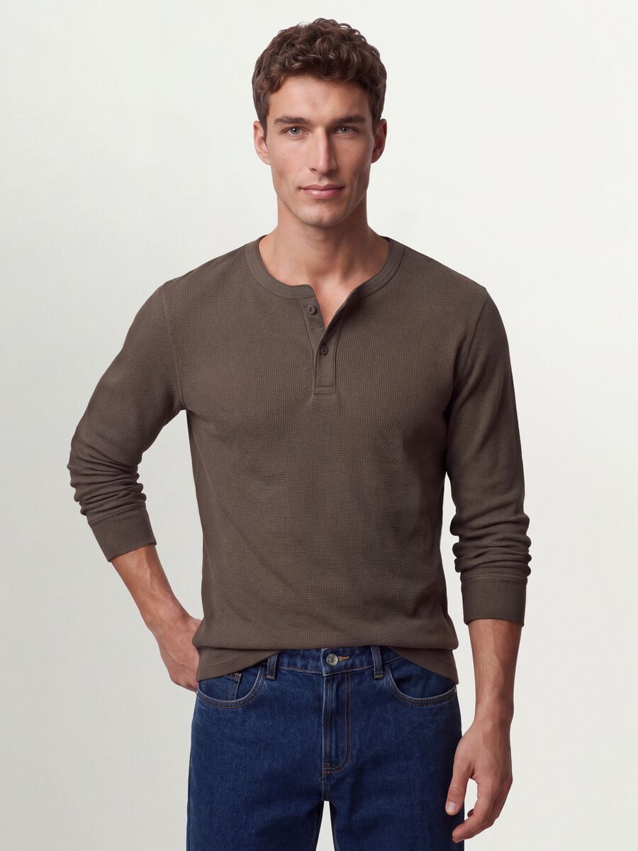 T-shirt marrone in misto viscosa a nido d'ape regular fit_1