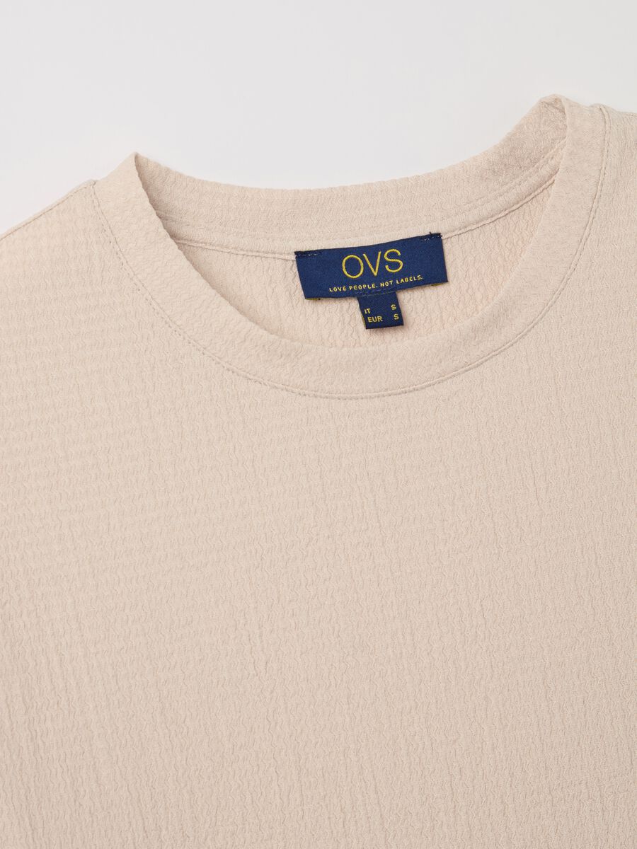 Beige short-sleeved T-shirt with waffle weave_5