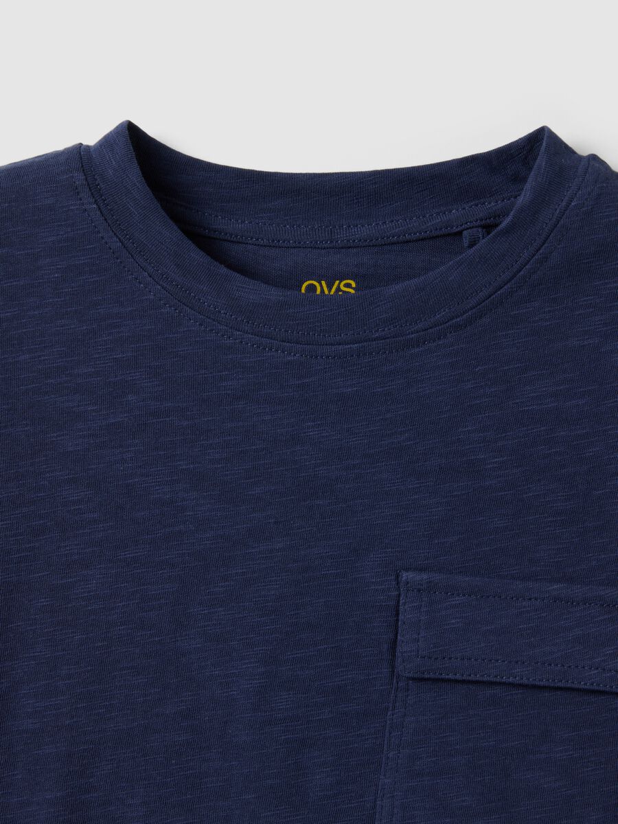T-shirt in puro cotone blu da bambino regular fit con tasca_2