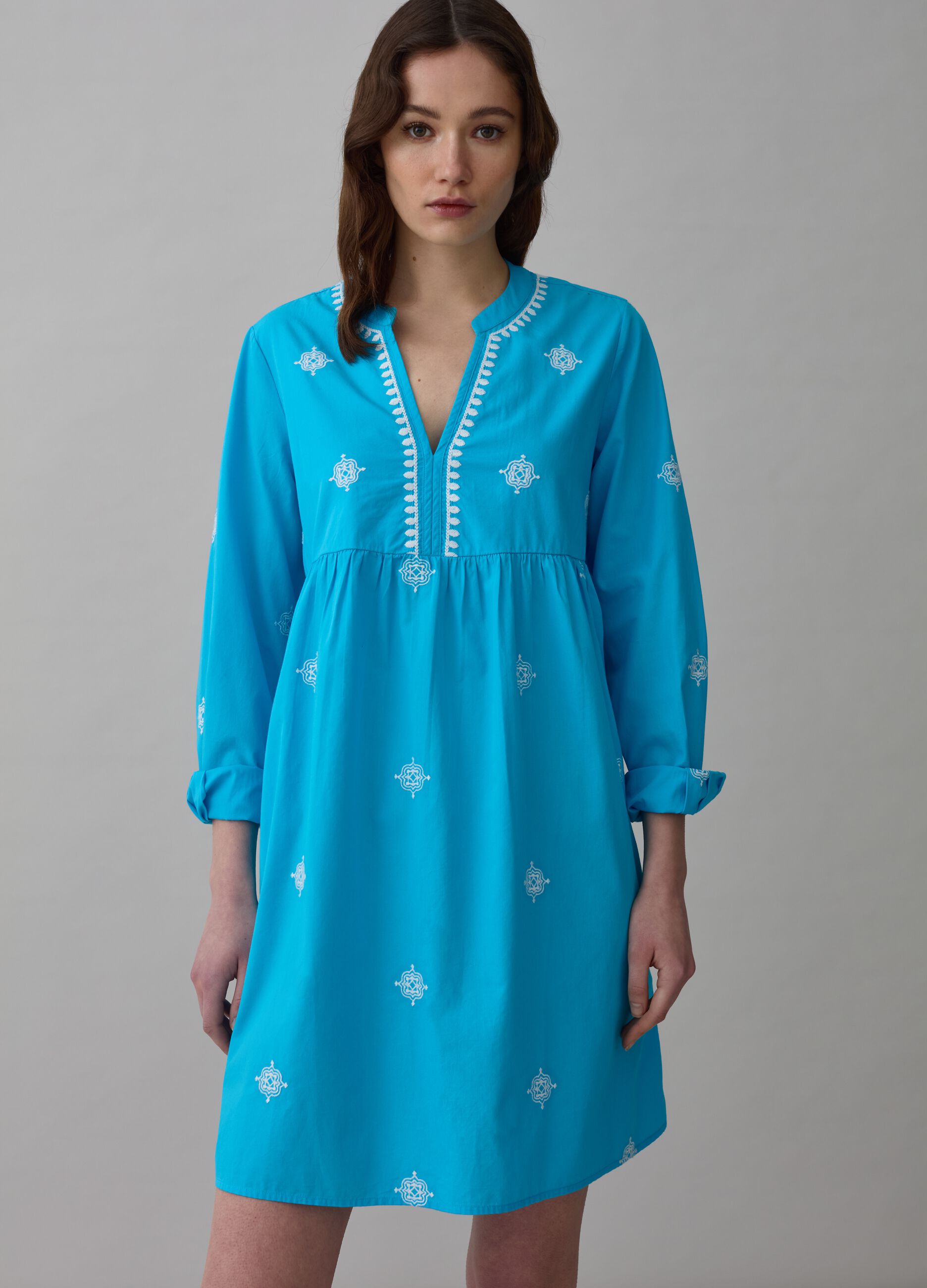 Short cotton dress with ethnic embroidery