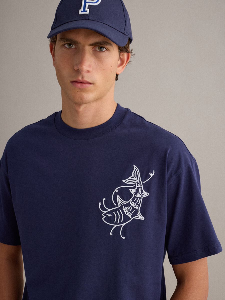 T-shirt in puro cotone blu relaxed fit con ricamo_0