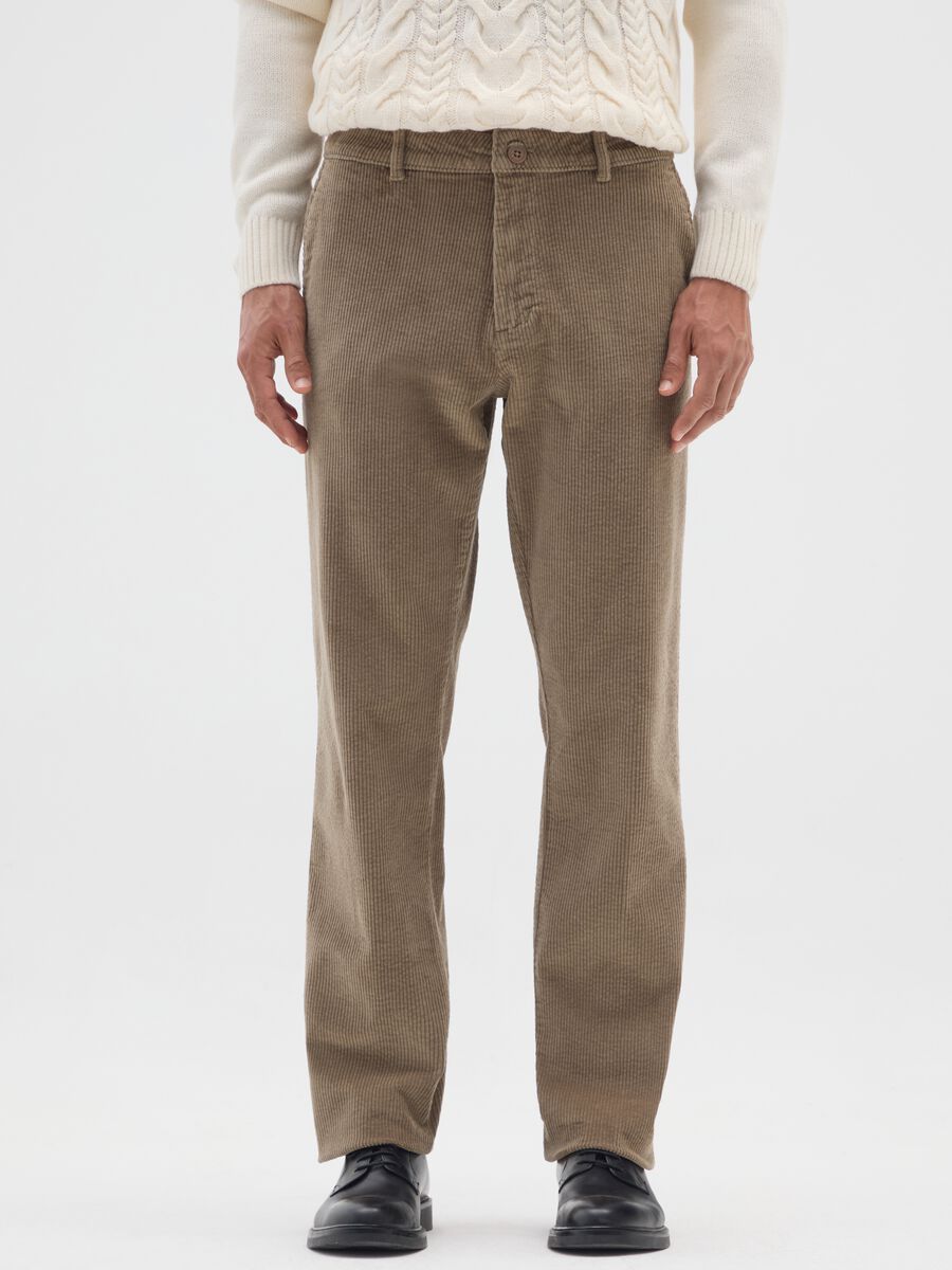 Pantaloni marroni in cotone elasticizzato a coste regular fit_1