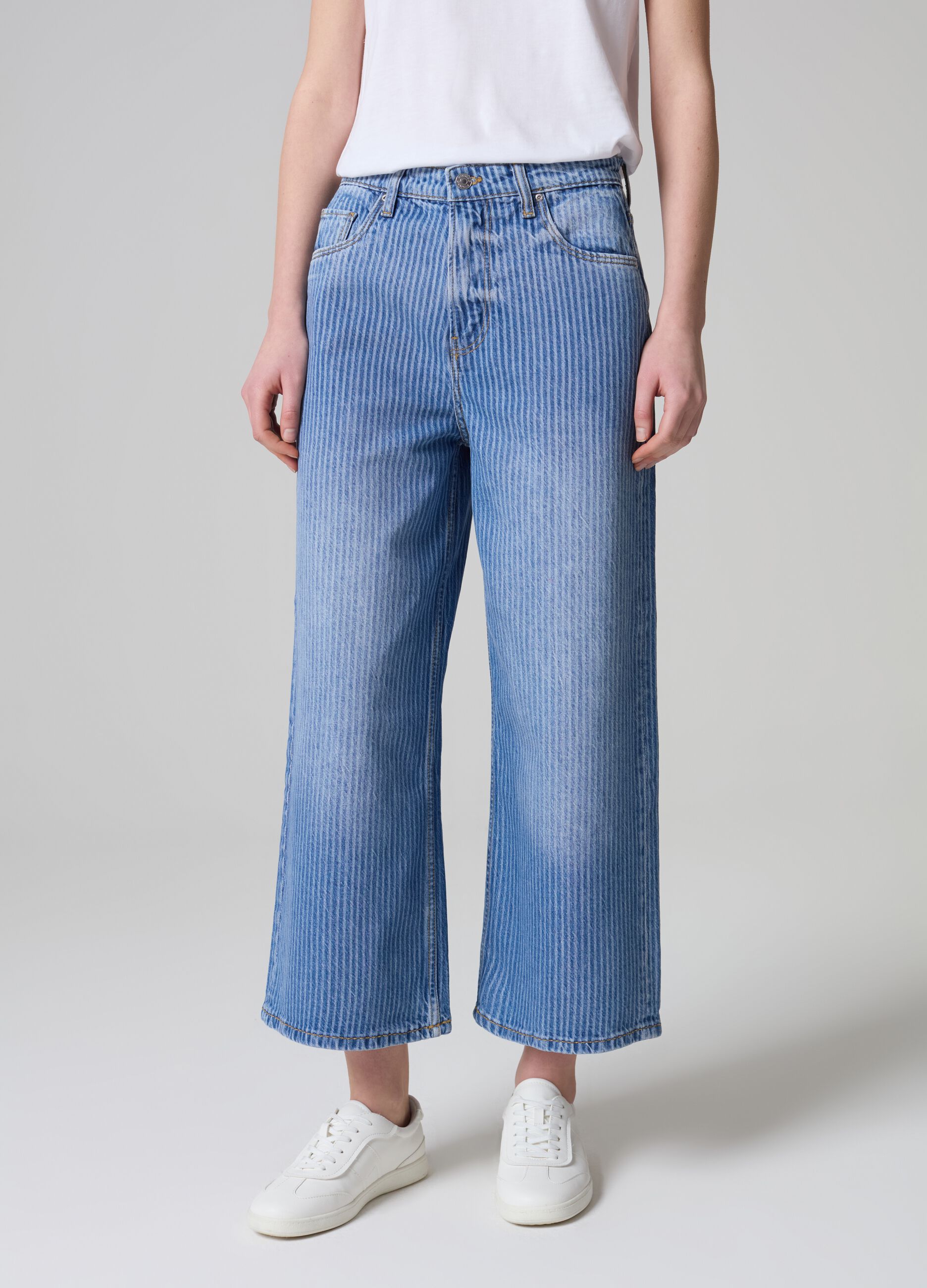 Jeans crop wide leg con stampa laser a righe