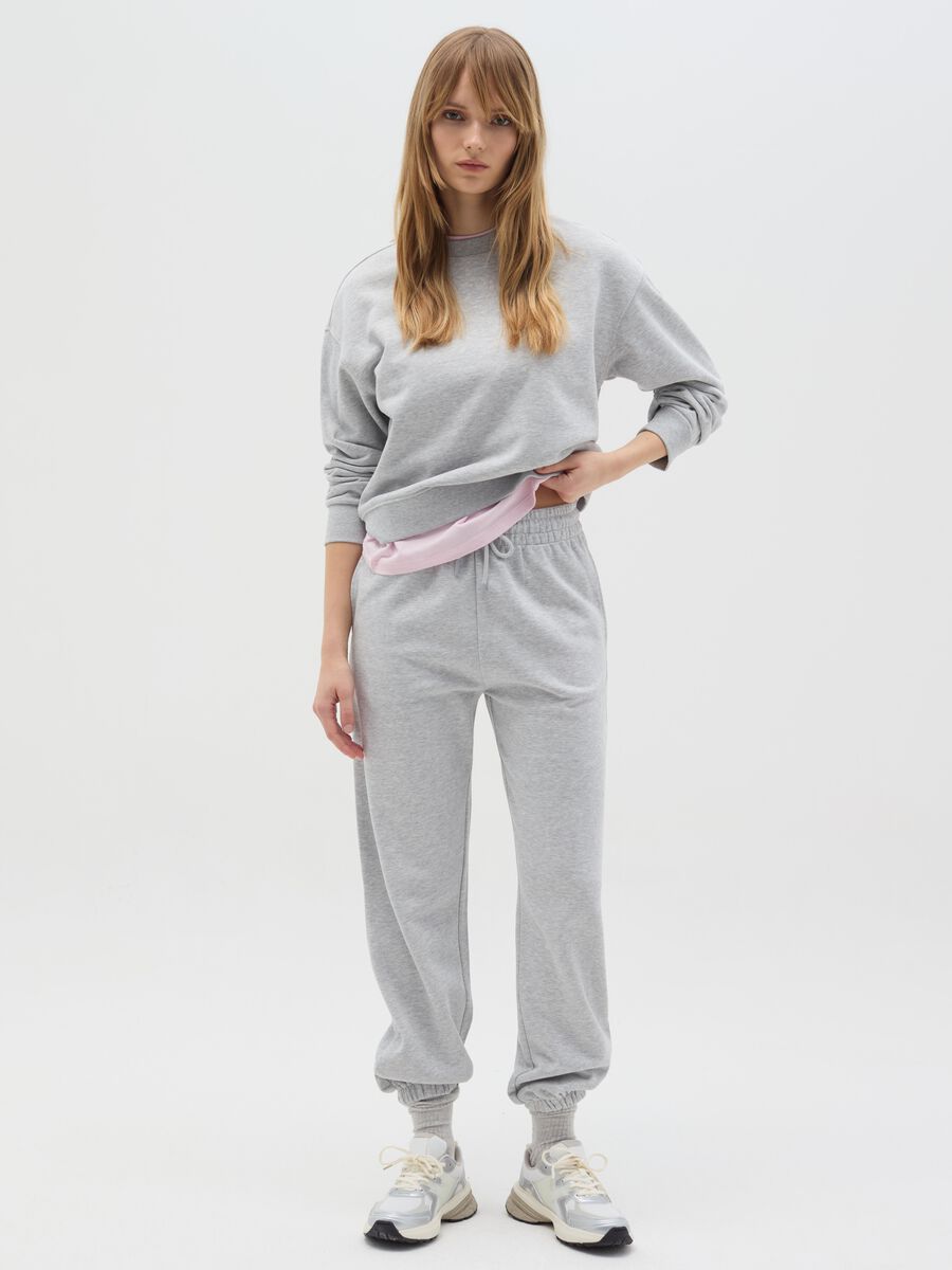 Essential sweatshirt with round neck_1