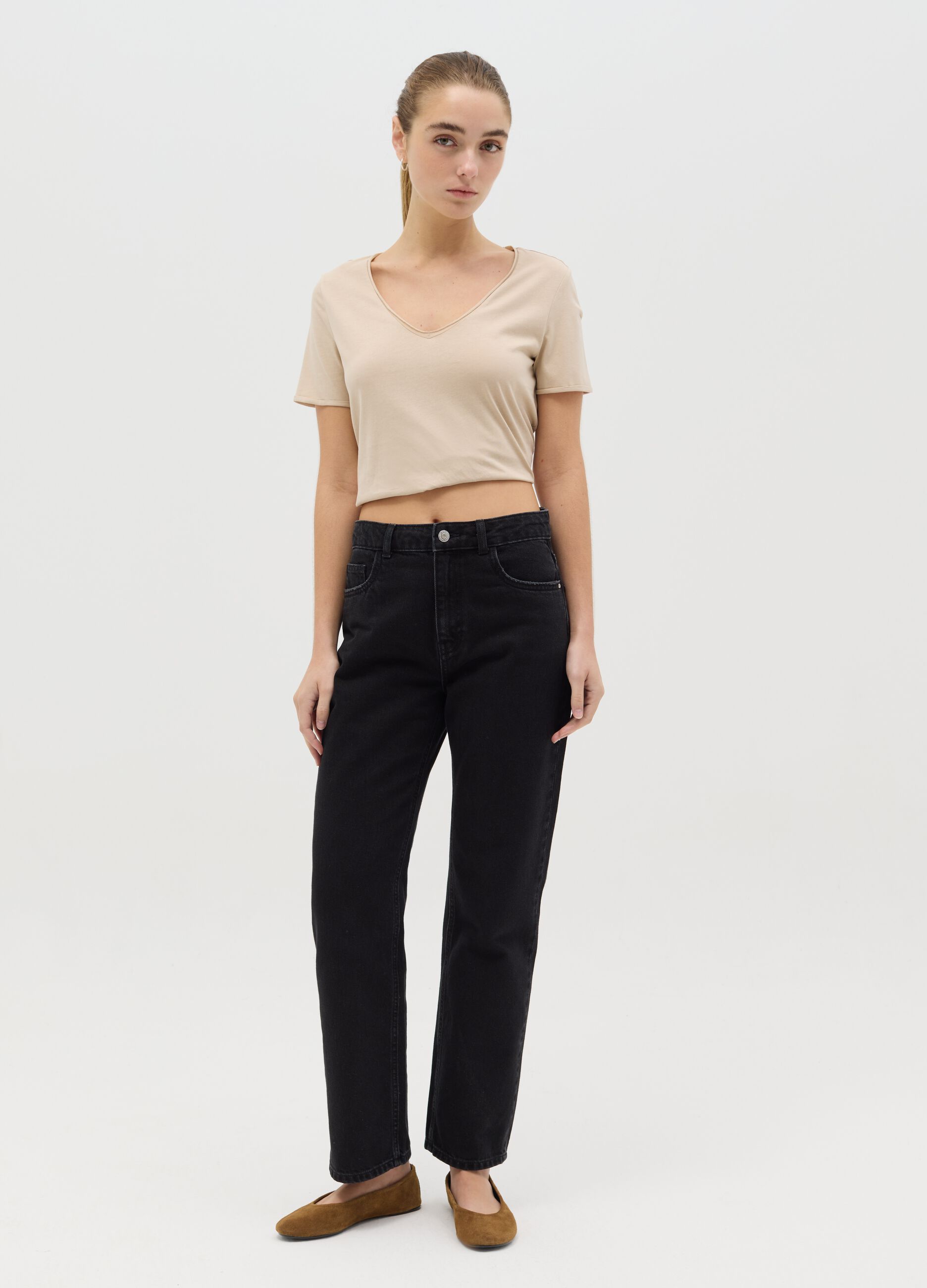 T-shirt beige in cotone bio con scollo a V