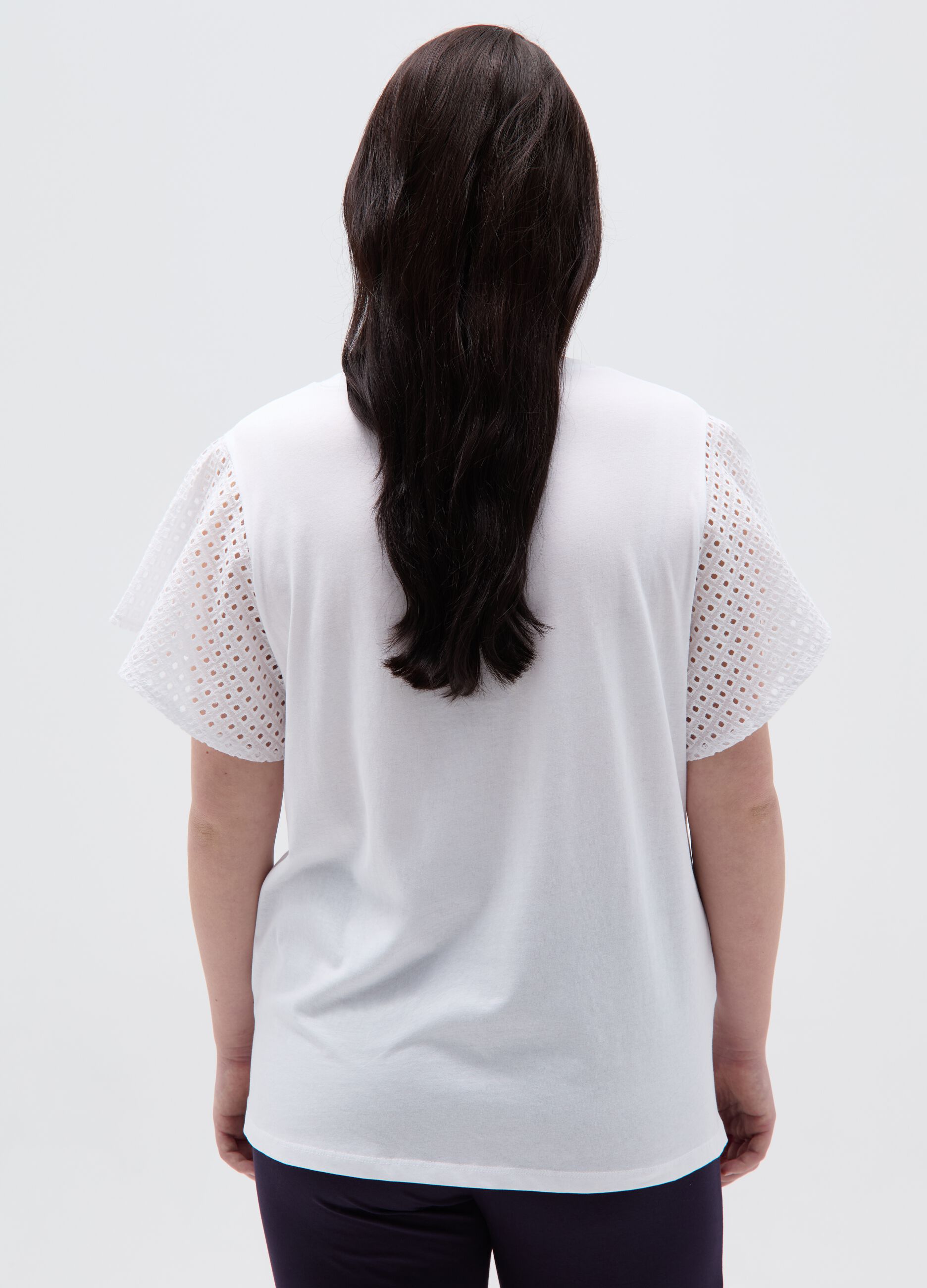 Curvy T-shirt and butterfly sleeves in broderie anglaise