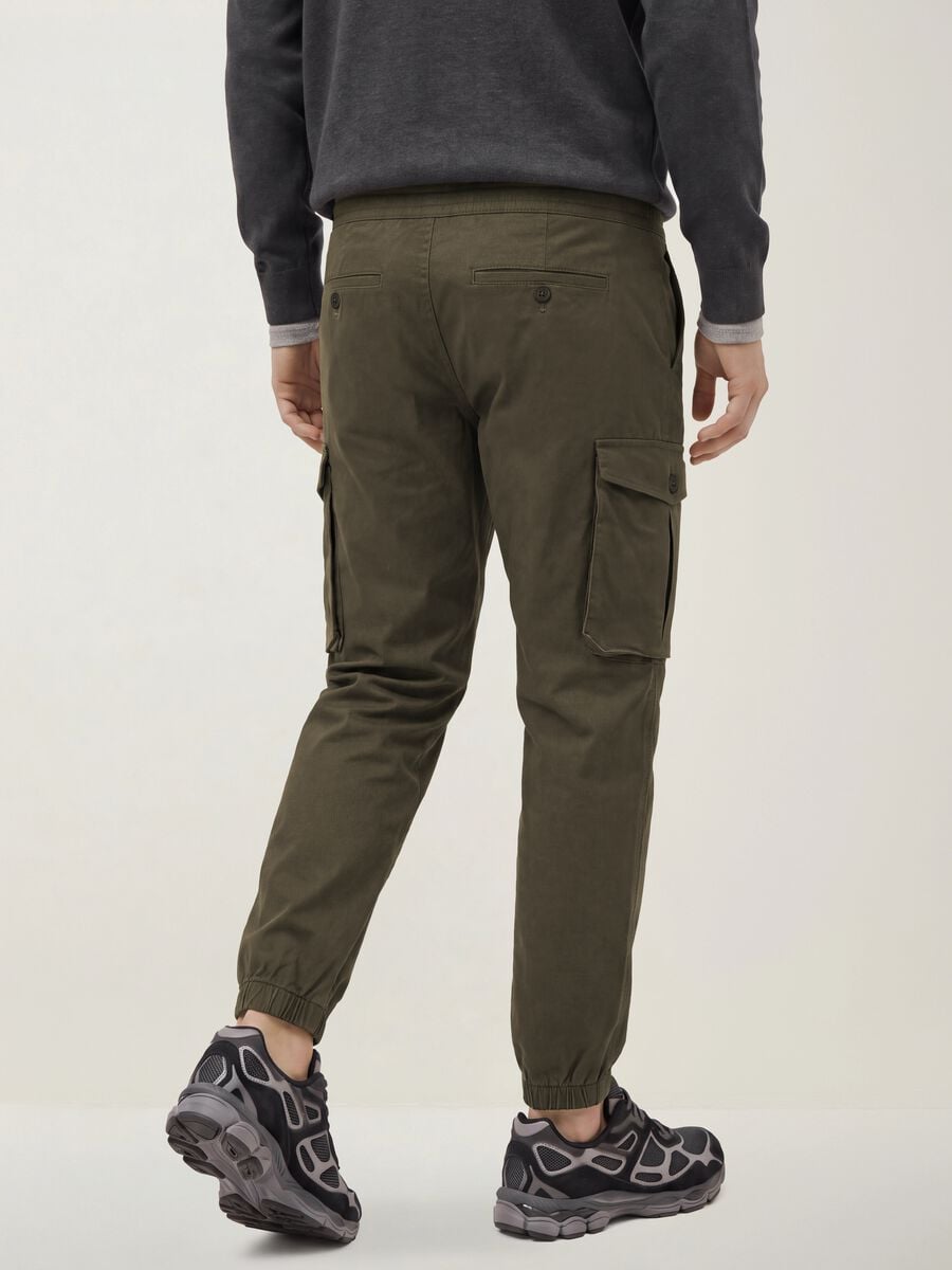 Pantaloni cargo verdi in cotone elasticizzato slim fit_3