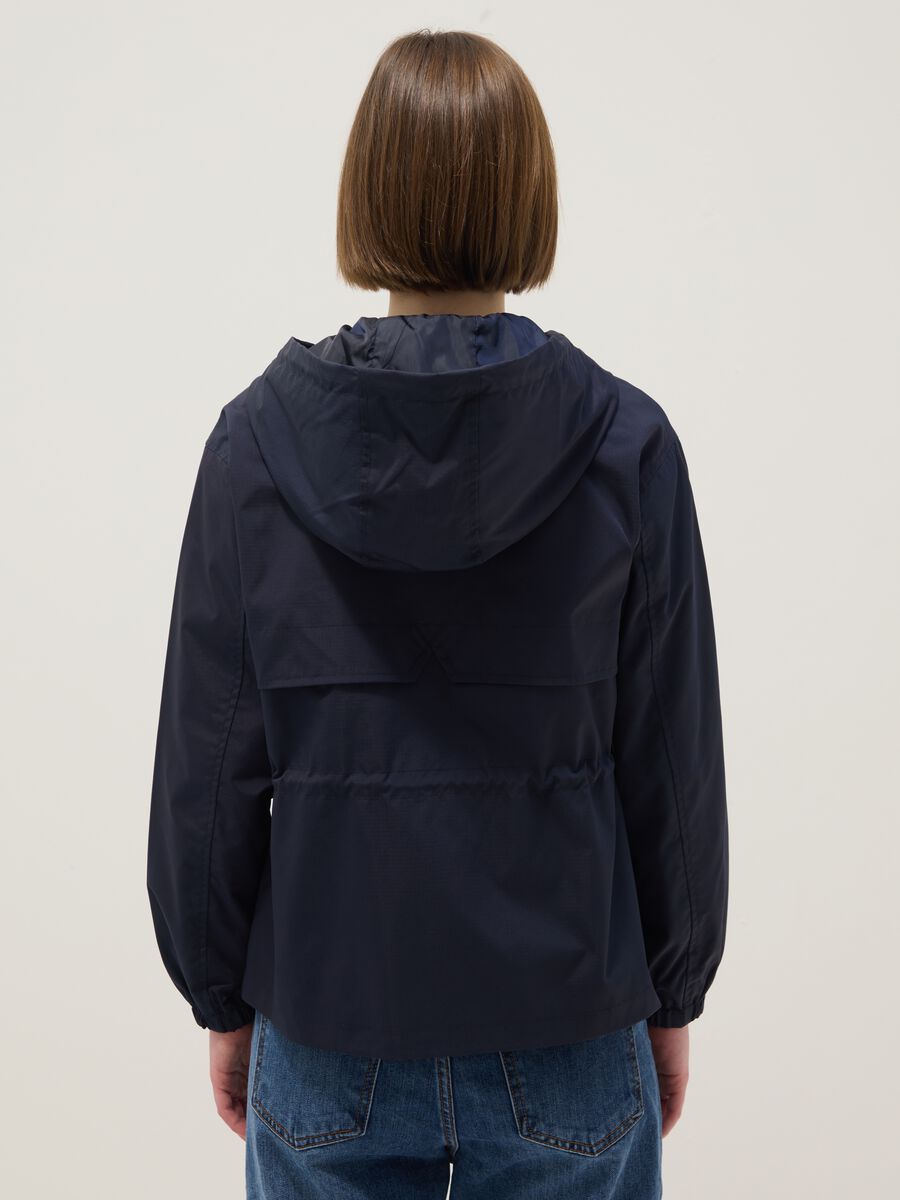 Giacca impermeabile blu regular fit con tasche e cappuccio_3