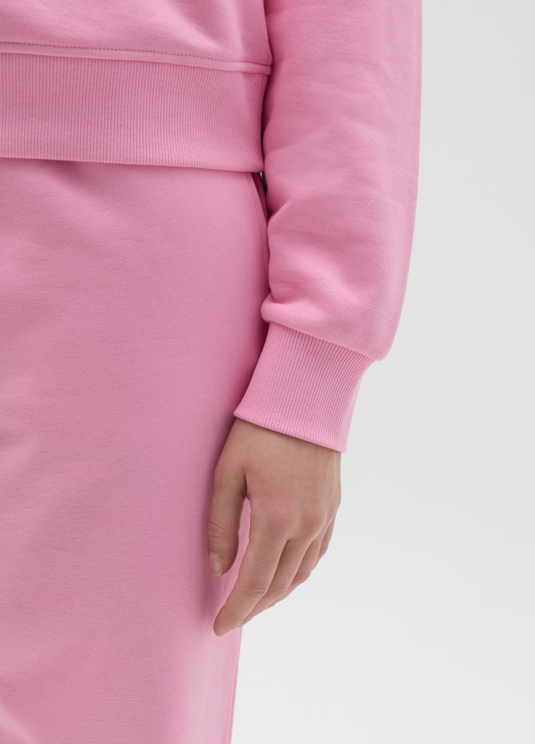 Essential sweatshirt with round neck