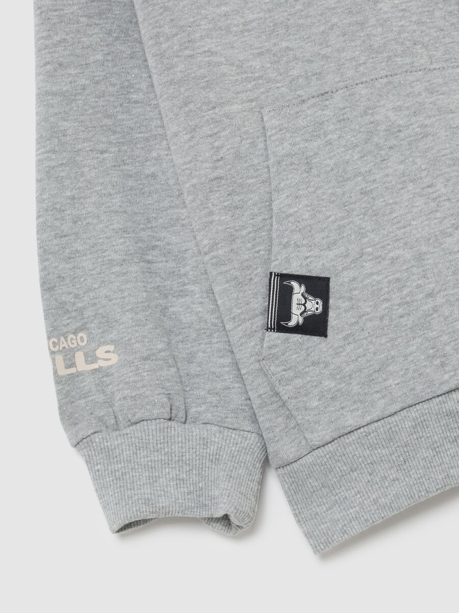Felpa da bambino in misto cotone grigia oversize con scritta Chicago Bulls_3