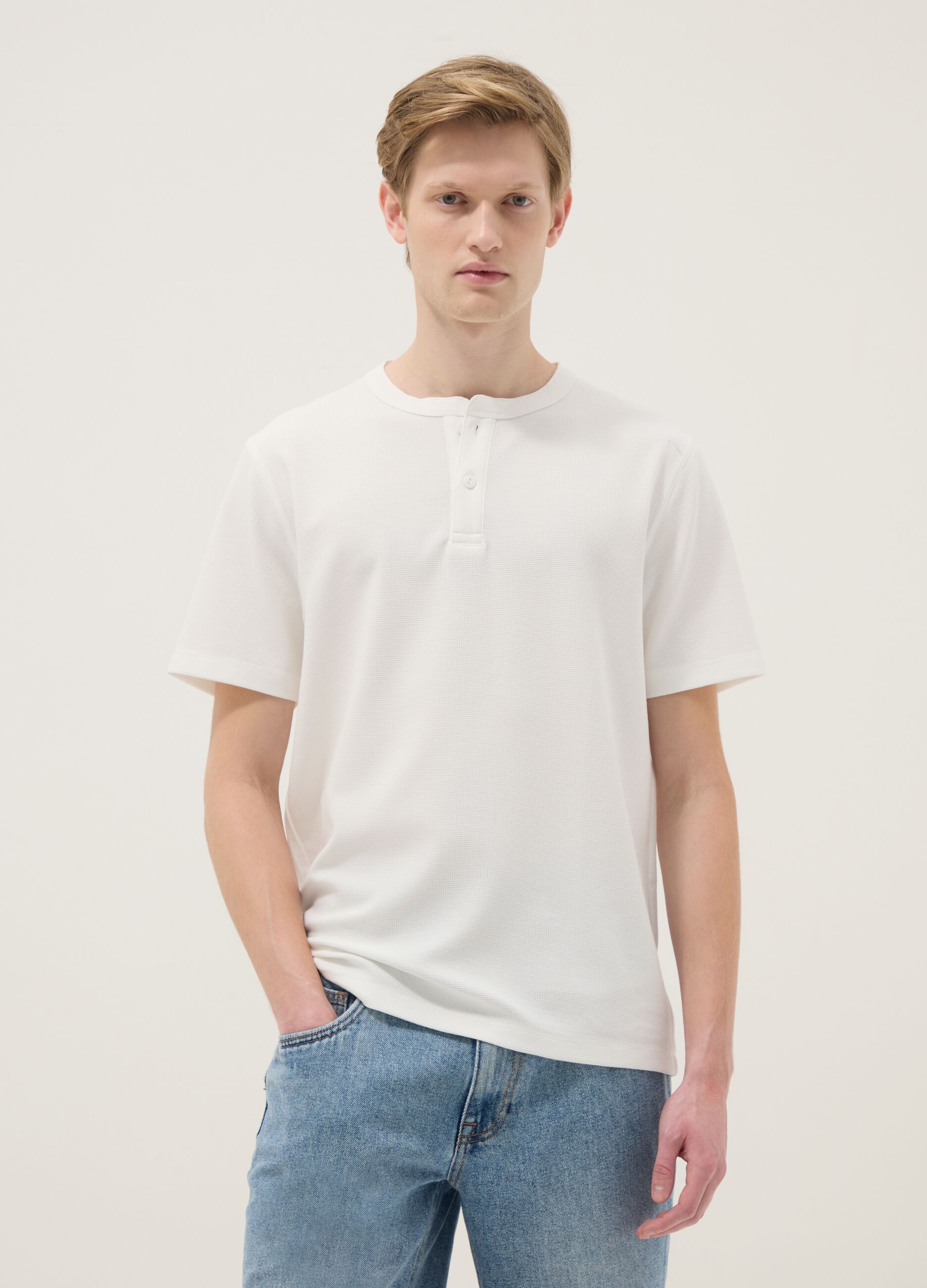 White short sleeve T-shirt regular fit with henley collar