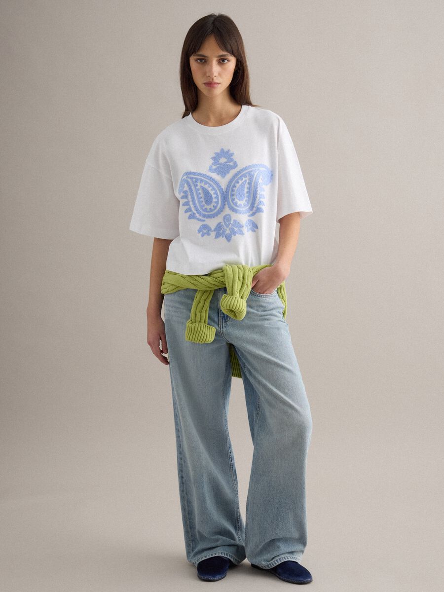 T-shirt in puro cotone bianca relaxed fit con motivo paisley_2