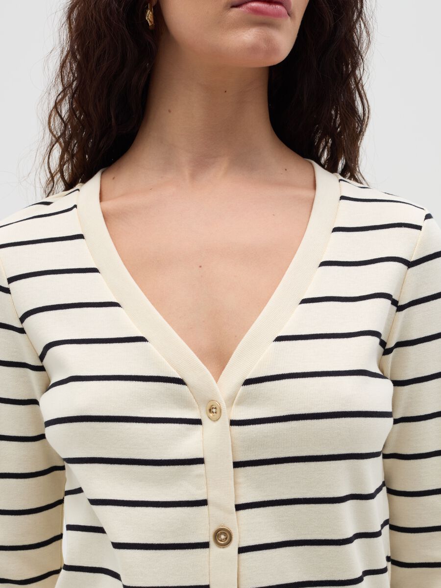 Striped cardigan with V neck_3