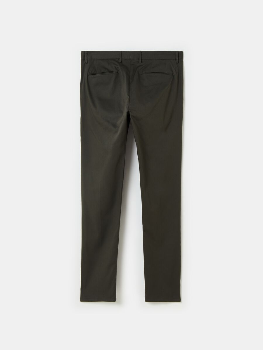 Contemporary chino trousers with five pockets_4