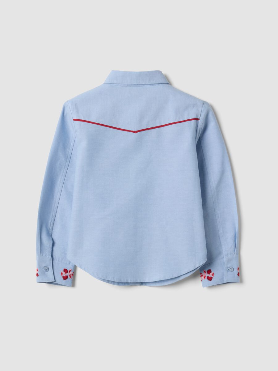 Camicia azzurra in puro cotone con ricami floreali_2