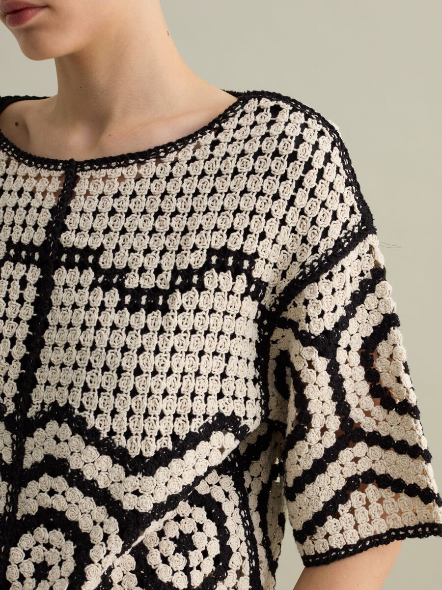 Crochet T-shirt with geometric motif_2
