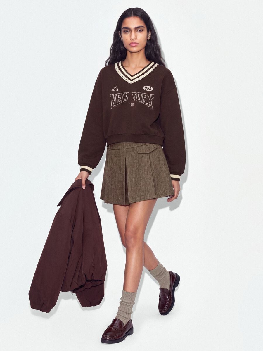 Felpa marrone in misto cotone con scollo a V e dettagli in pizzo_1