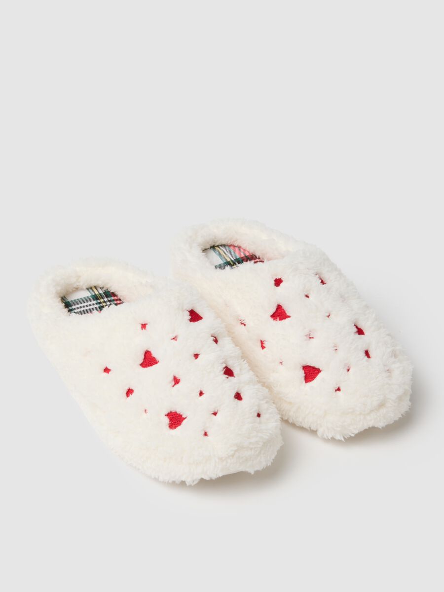 Pantofole imbottite bianche con cuori_1