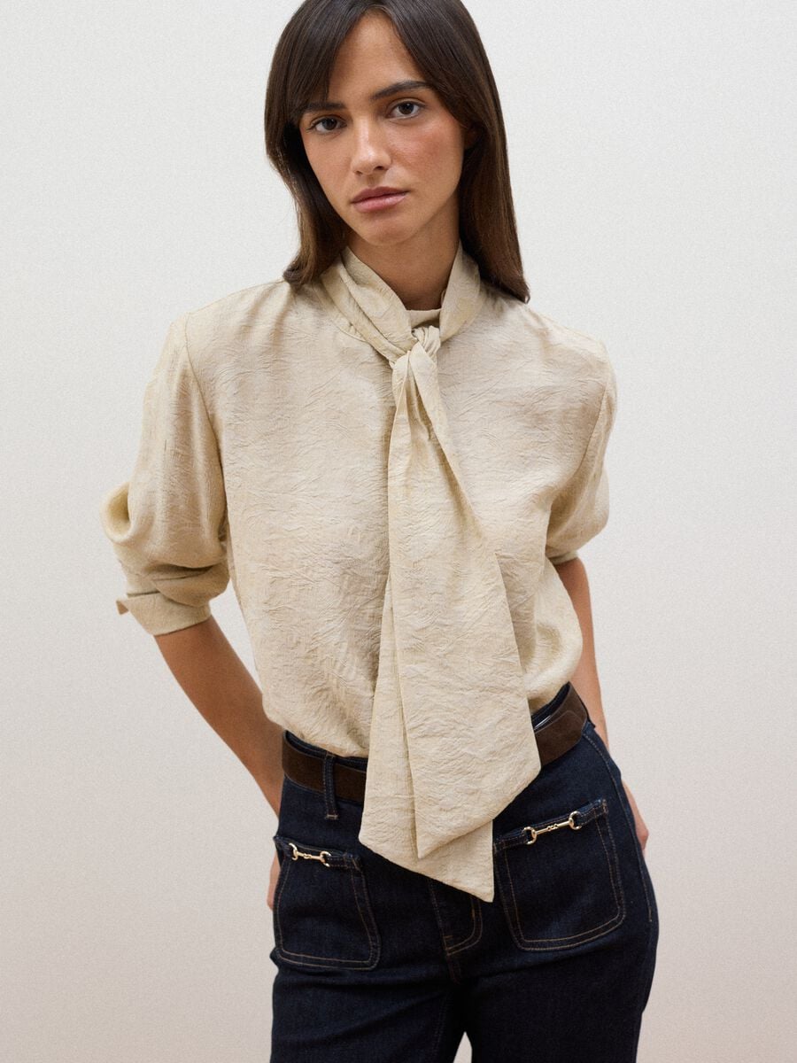 Camicia beige in misto viscosa con collo a fiocco_0