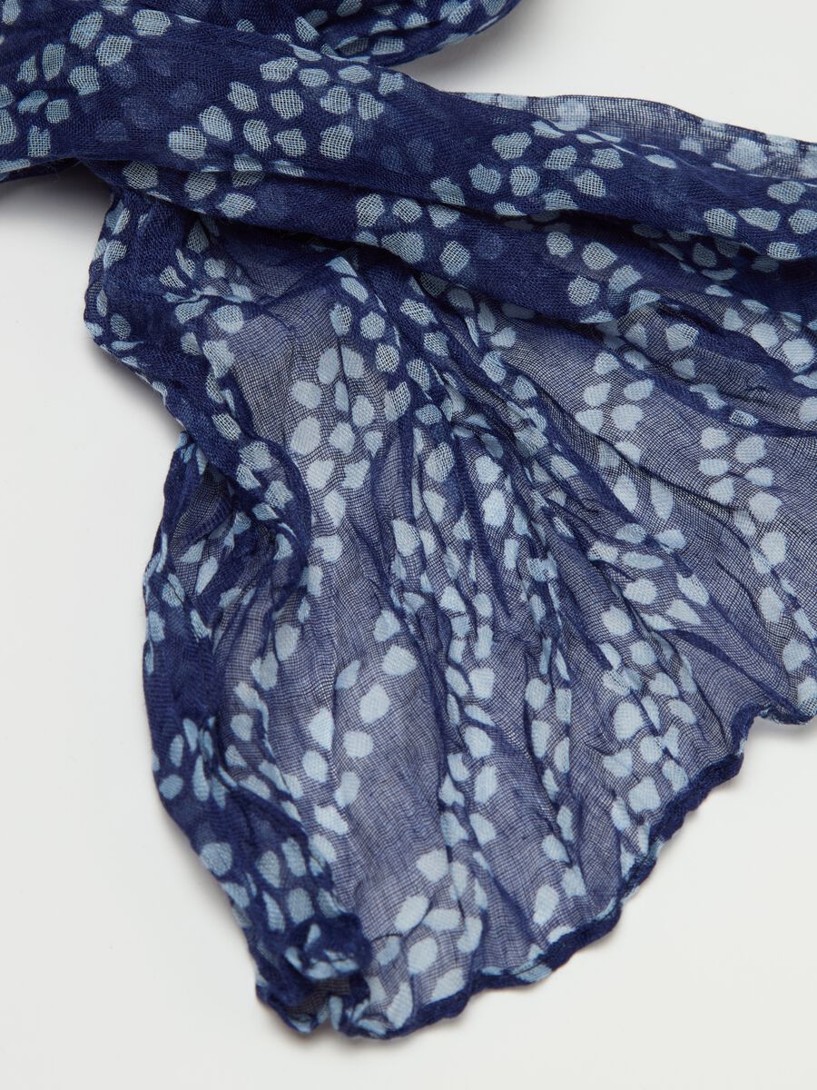 Crinkle-effect pashmina with all-over print_2
