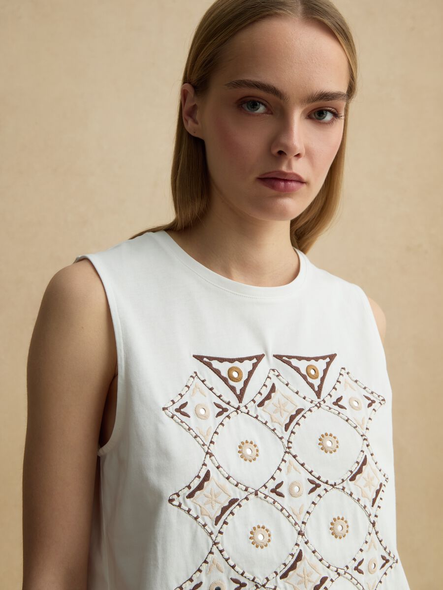 Tank top in puro cotone bianco regular fit con ricami_3