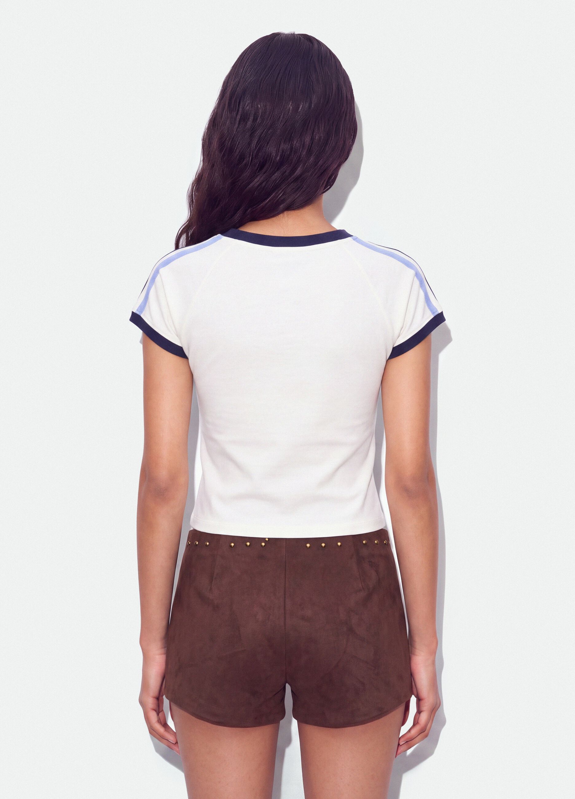 White pure-cotton V-neck T-shirt with front print