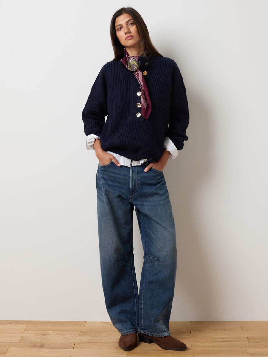 Blue sweater with high neck and buttons_3