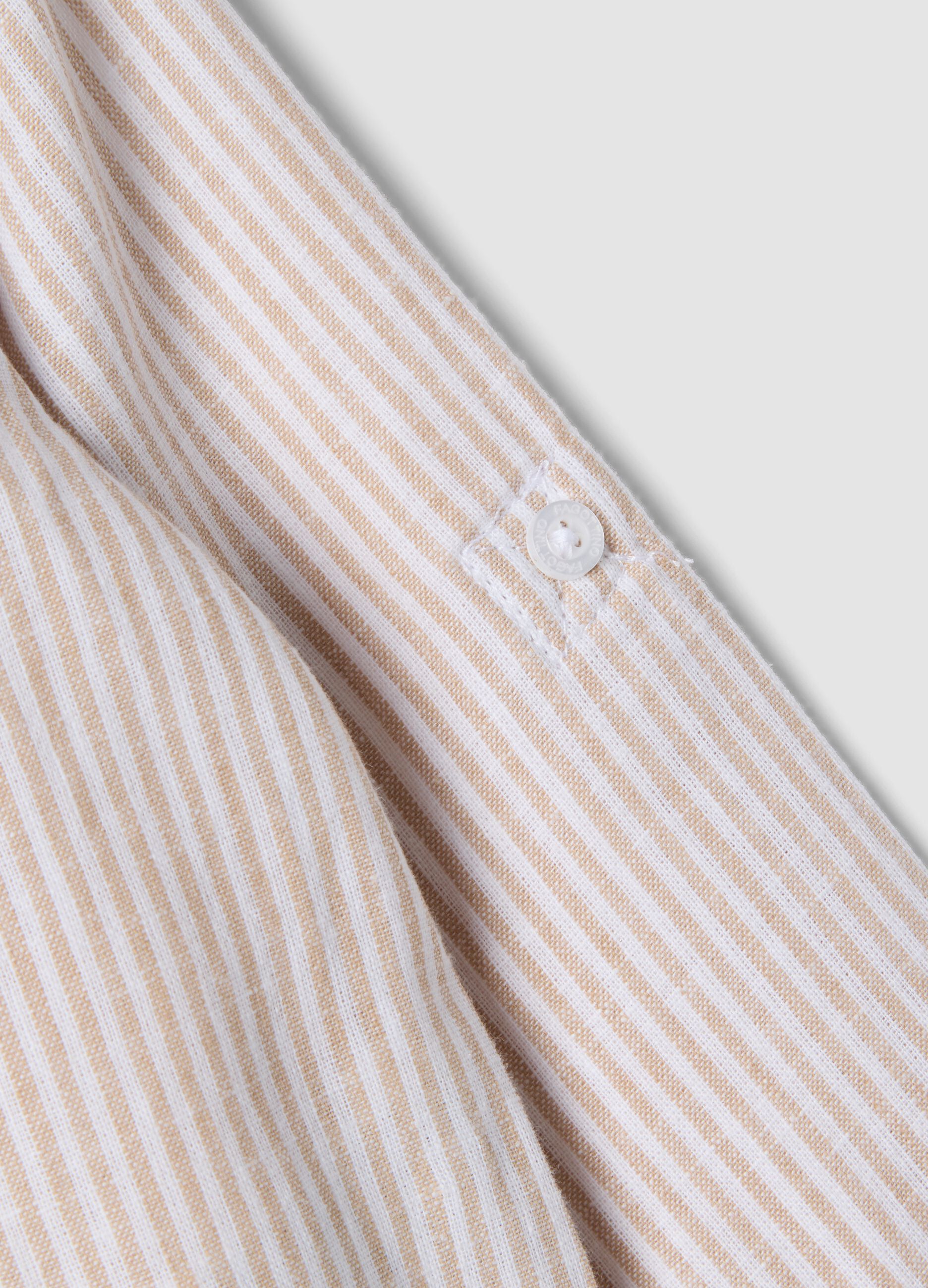 Camicia a righe bianche e beige in misto lino e cotone da bimbo