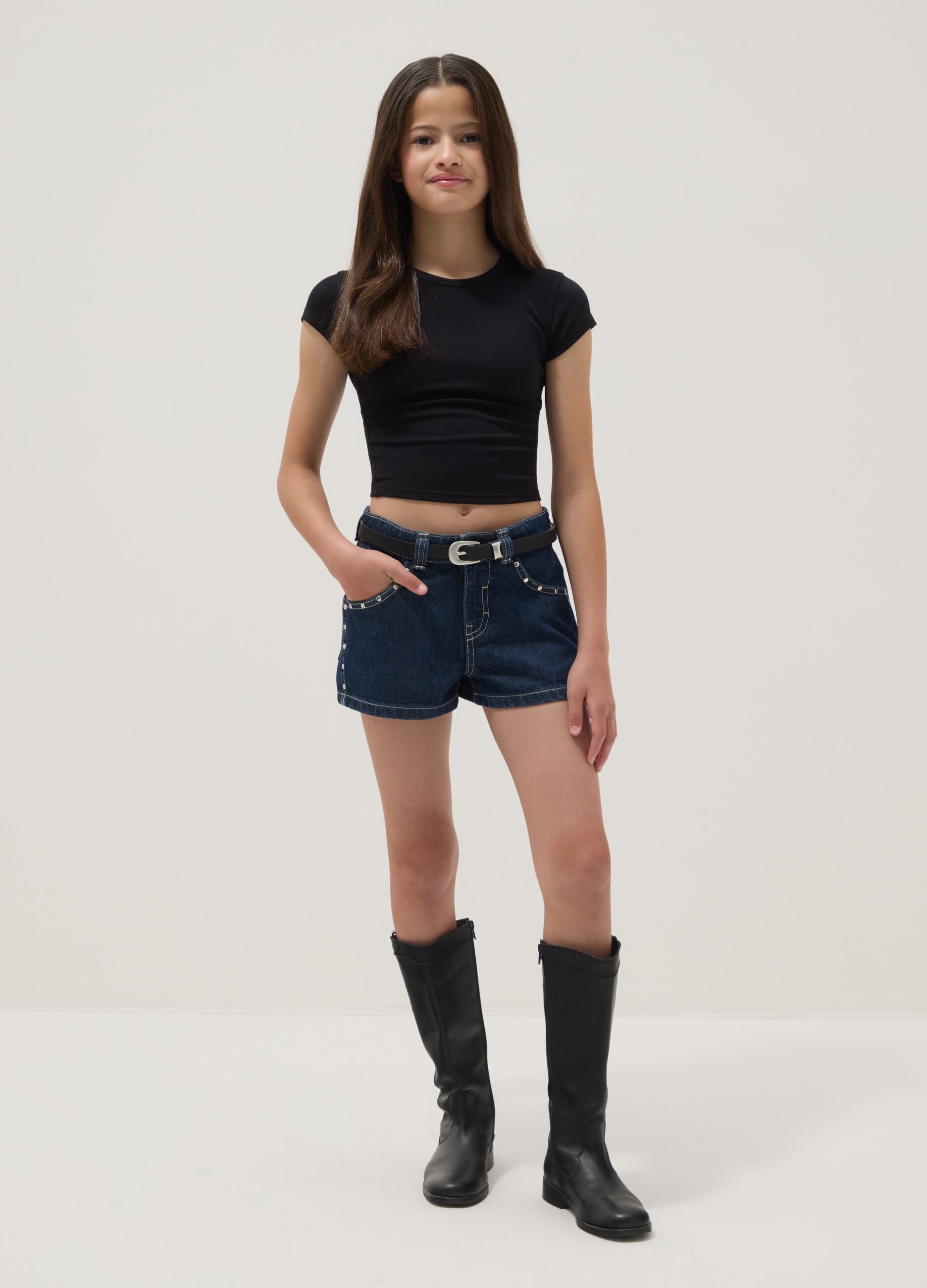 Shorts denim blu in puro cotone da ragazza skater fit con borchie