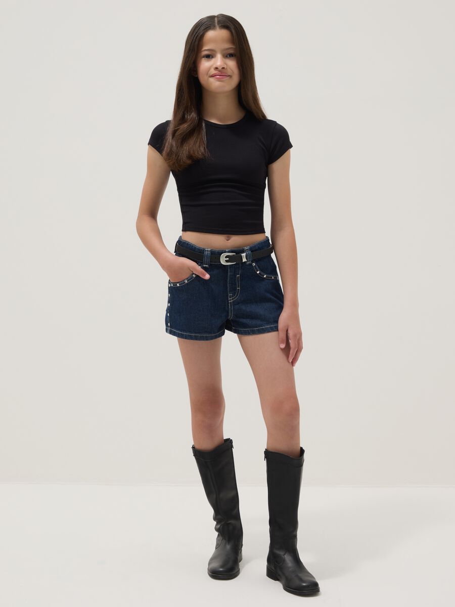 Shorts denim blu in puro cotone da ragazza skater fit con borchie_0