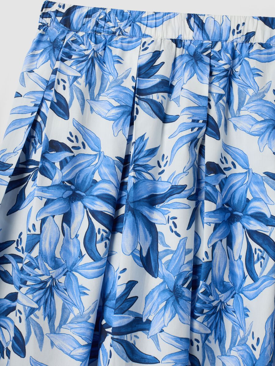 Gonna midi blu e bianca in puro cotone con fantasia floreale_1