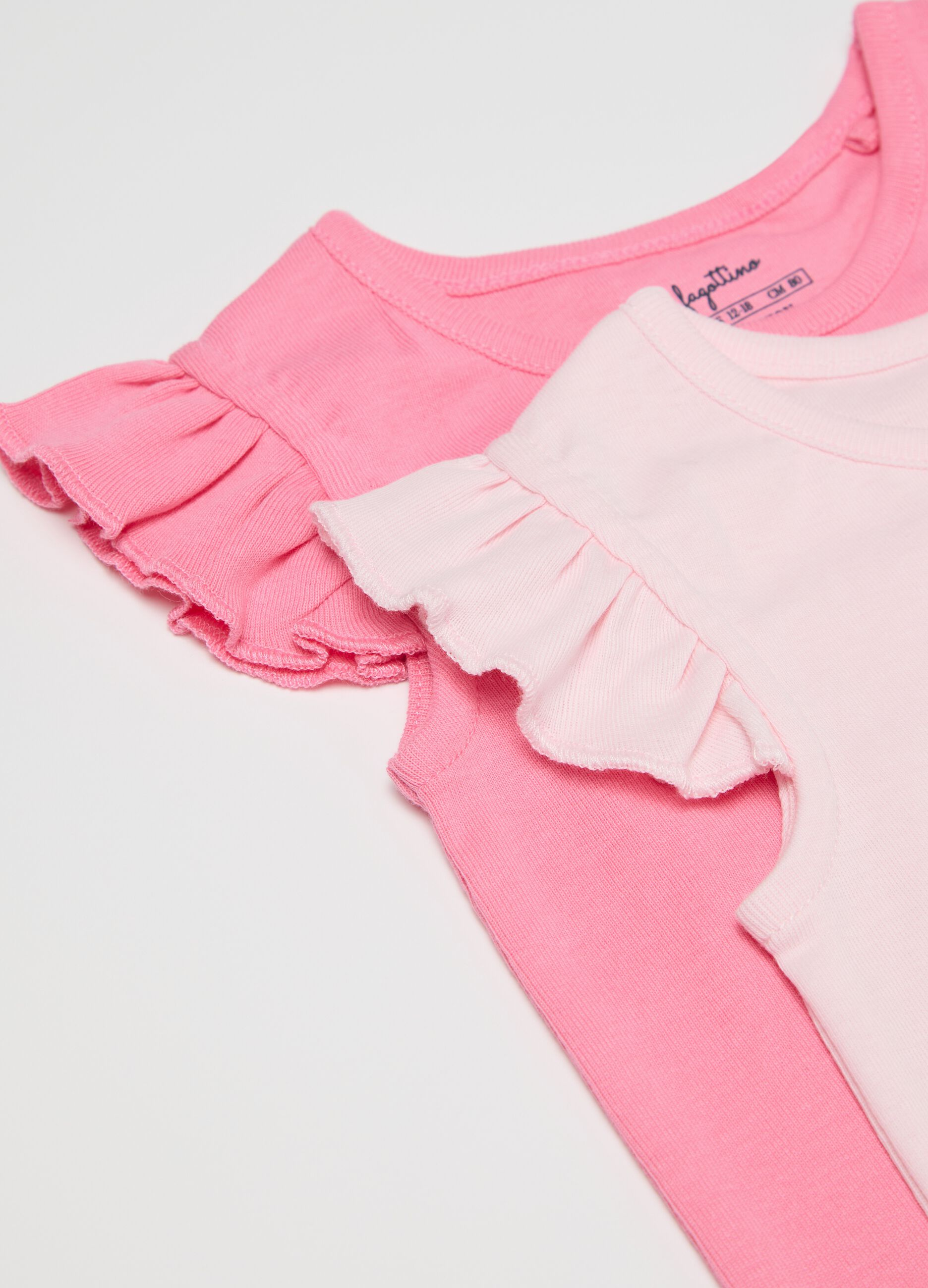 Three-pack white and pink bodysuits in organic cotton with cap sleeves