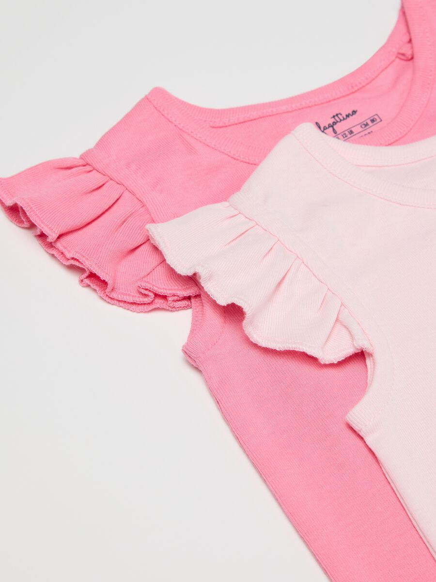 Three-pack white and pink bodysuits in organic cotton with cap sleeves_2