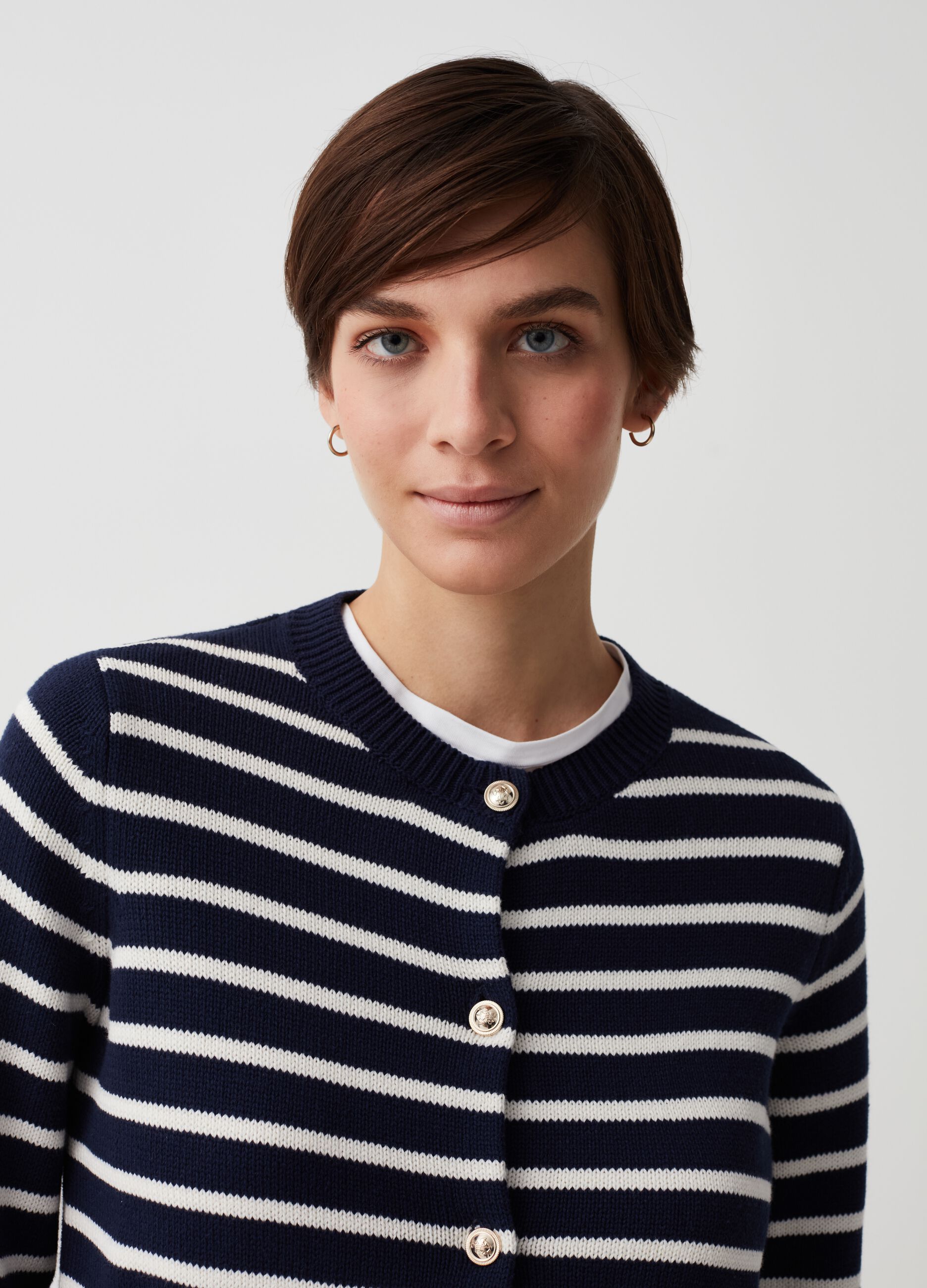 Cardigan a righe con bottoni lavorati