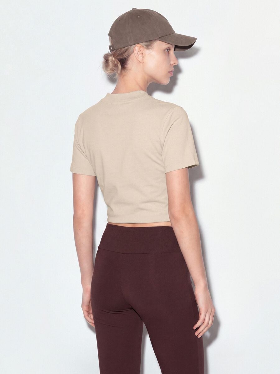 T-shirt fitted beige in cotone elasticizzato con collo rialzato_2