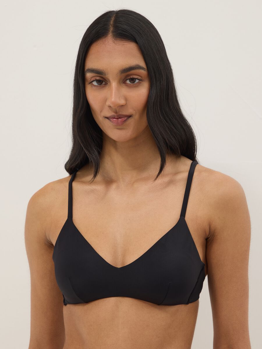 Top bikini a triangolo nero con imbottitura removibile_0
