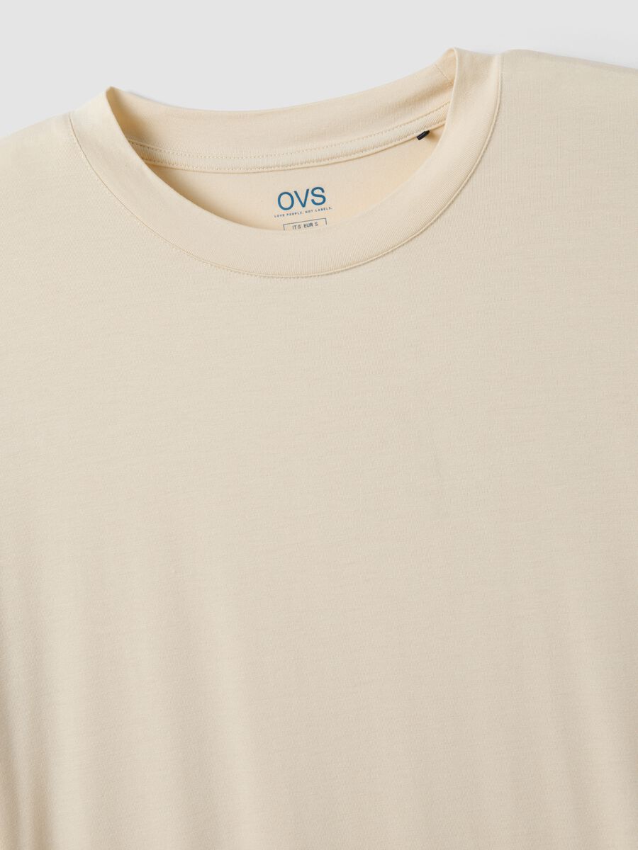 T-shirt beige a maniche corte in viscosa elasticizzato_5