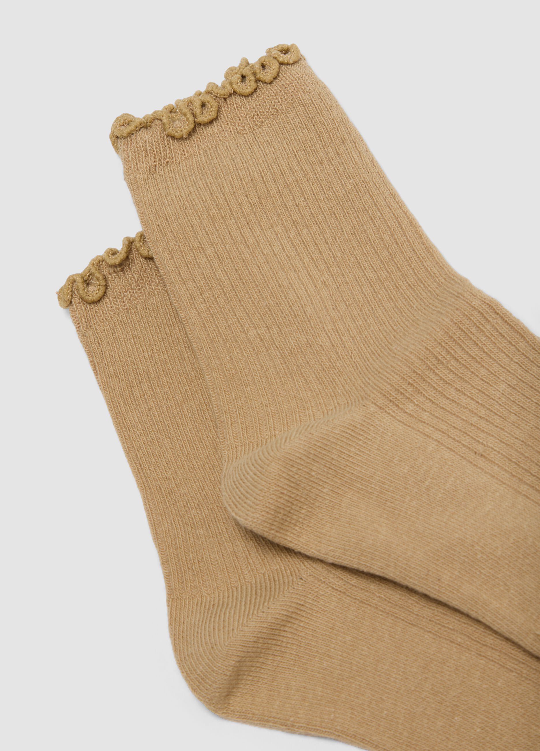 2-pack of beige stretch organic cotton socks with scalloped cuff
