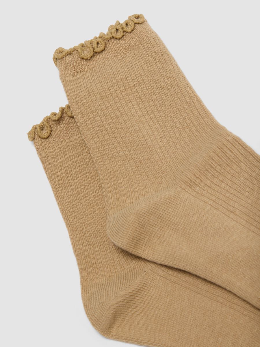 2-pack of beige stretch organic cotton socks with scalloped cuff_1