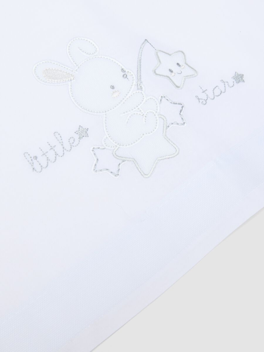 Lenzuolino in puro cotone bianco da neonato con ricami_1