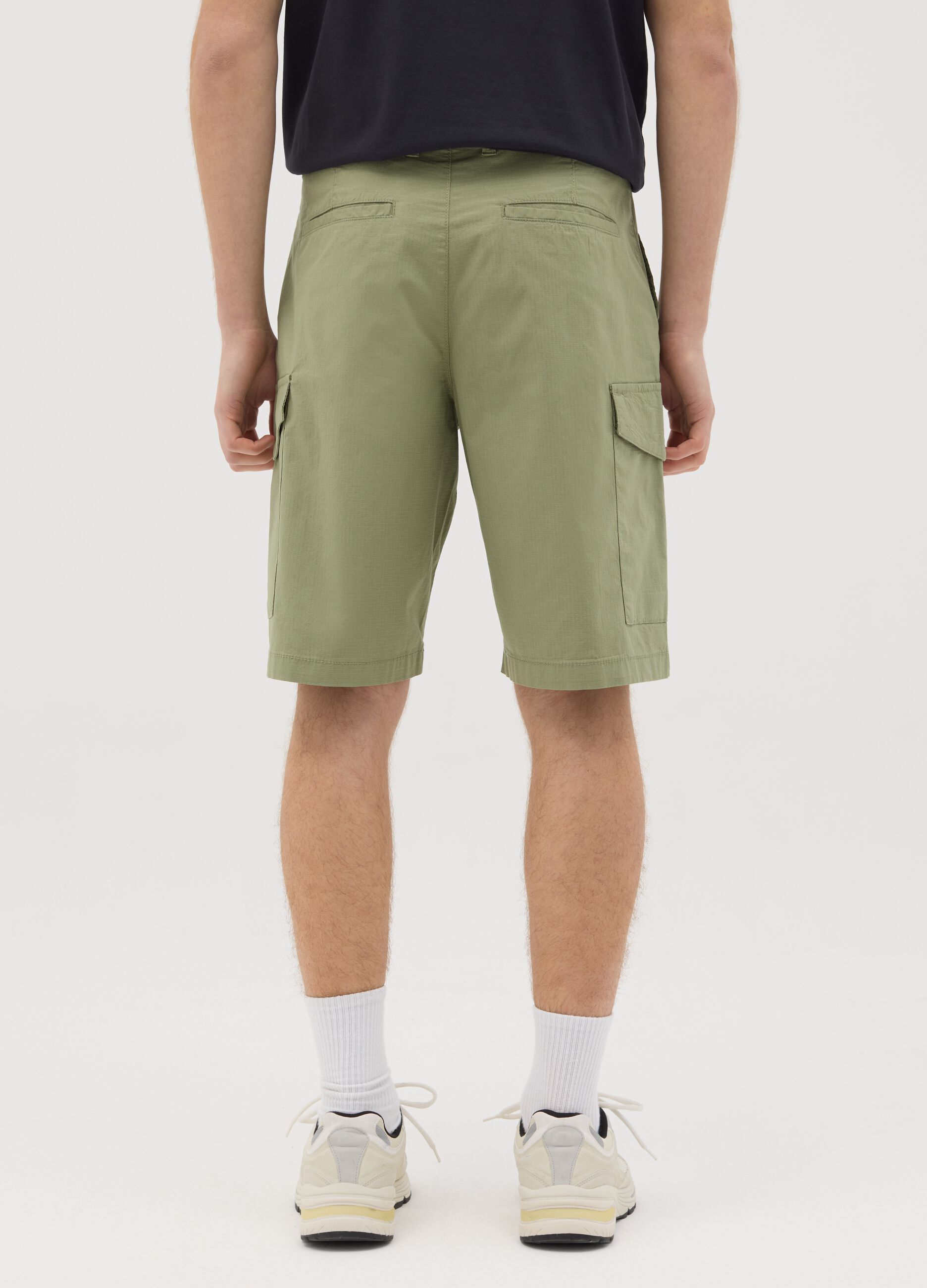 Men’s green cargo shorts in stretch cotton with regular fit
